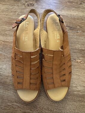 LA PLUME Tan Leather Closed-Toe Slingback Sandals
